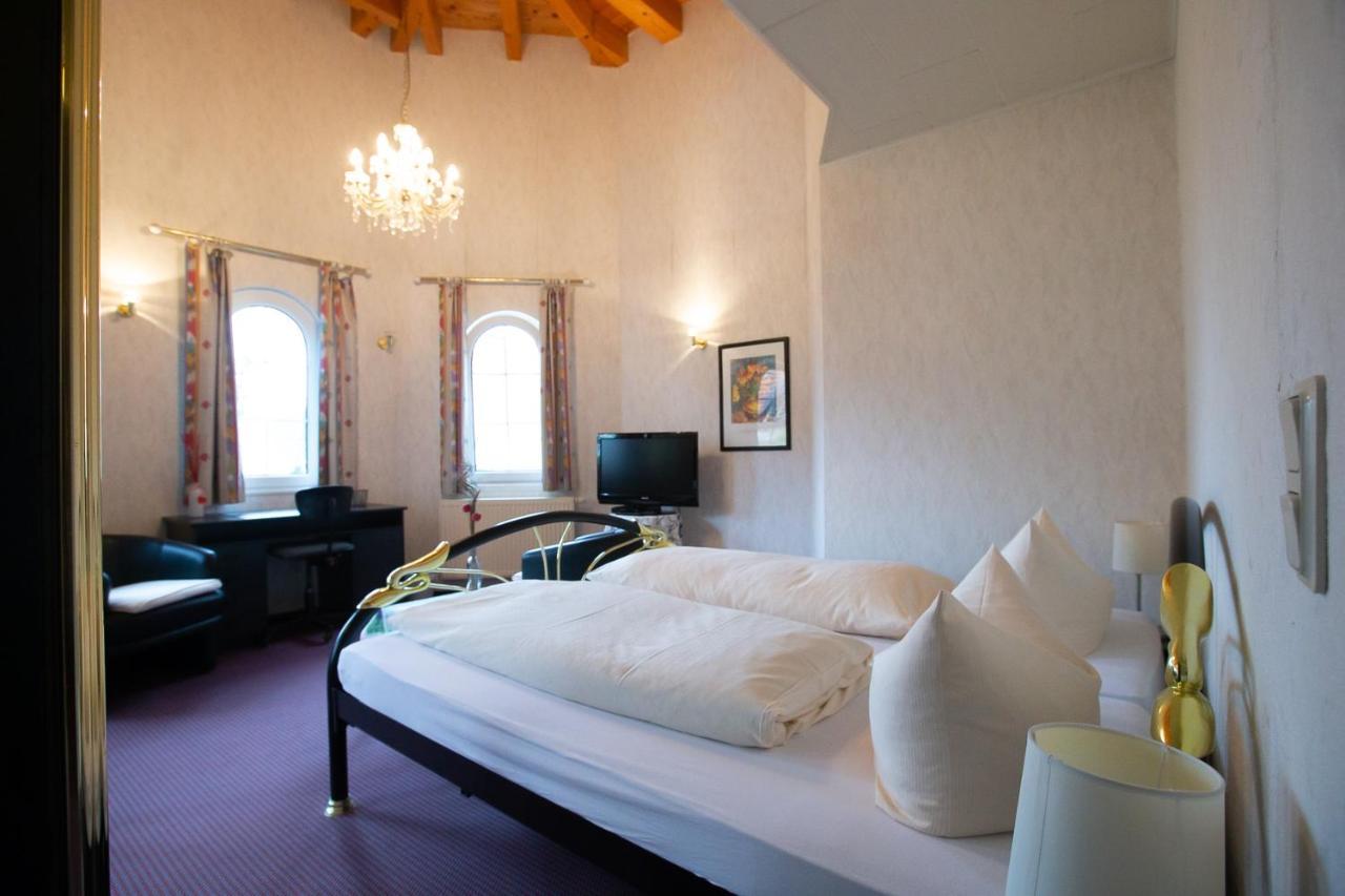 Hotel Schlosshof Dolgesheim Exterior foto