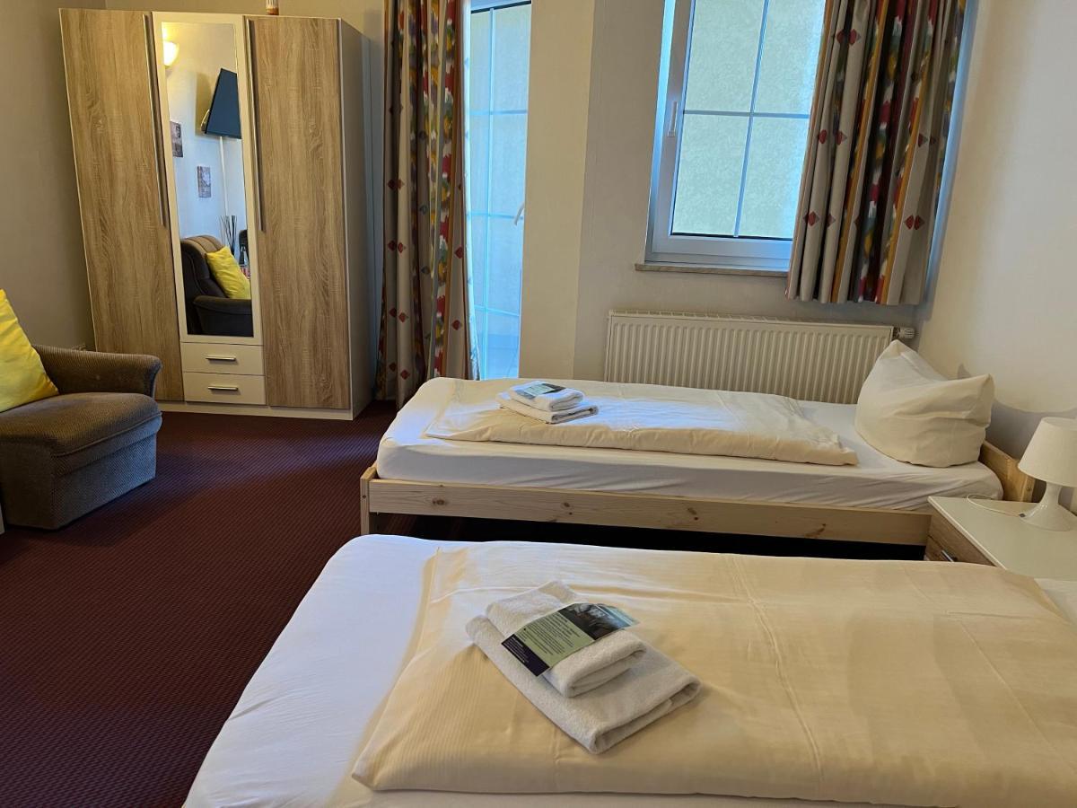 Hotel Schlosshof Dolgesheim Exterior foto